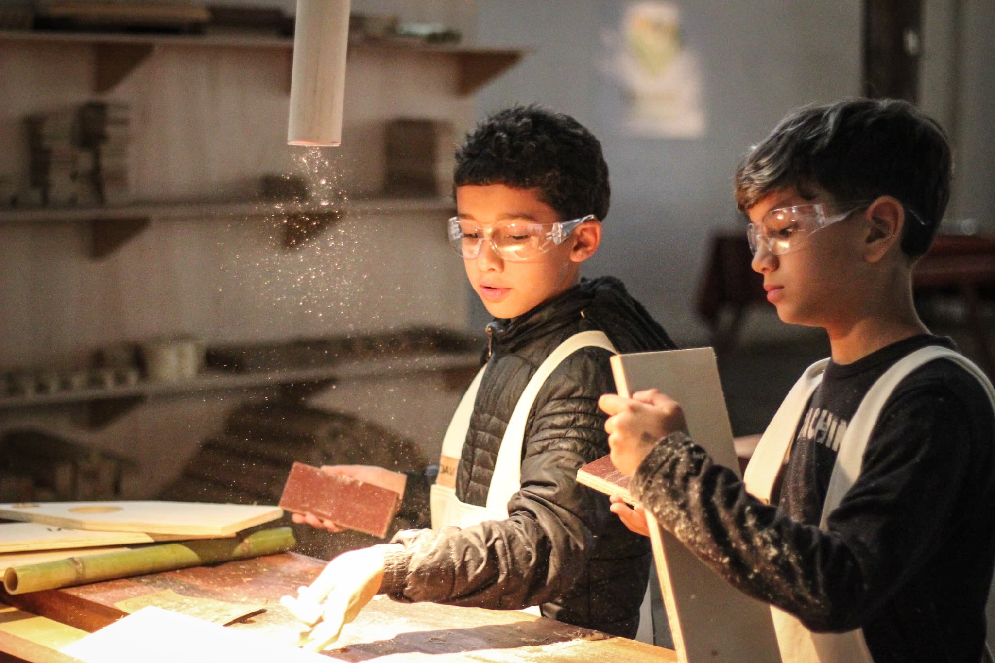 Children working with wood in the PHILIA LAB workshop
